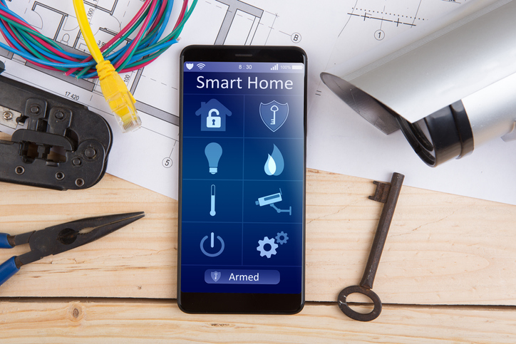 smartfon z aplikacją smart home